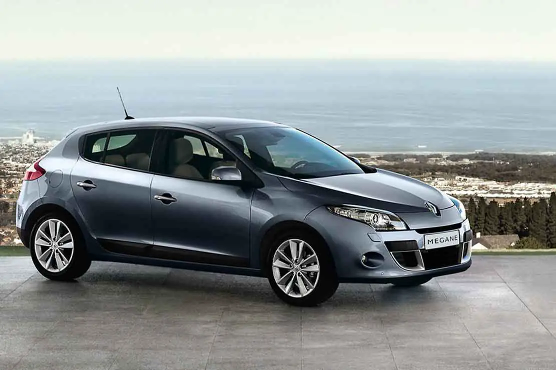 Gri Renault Megane 3 hatchback’in önden yan görünümü