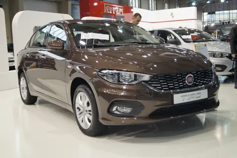 Kahverengi Fiat Tipo sedanın önden yan görünümü