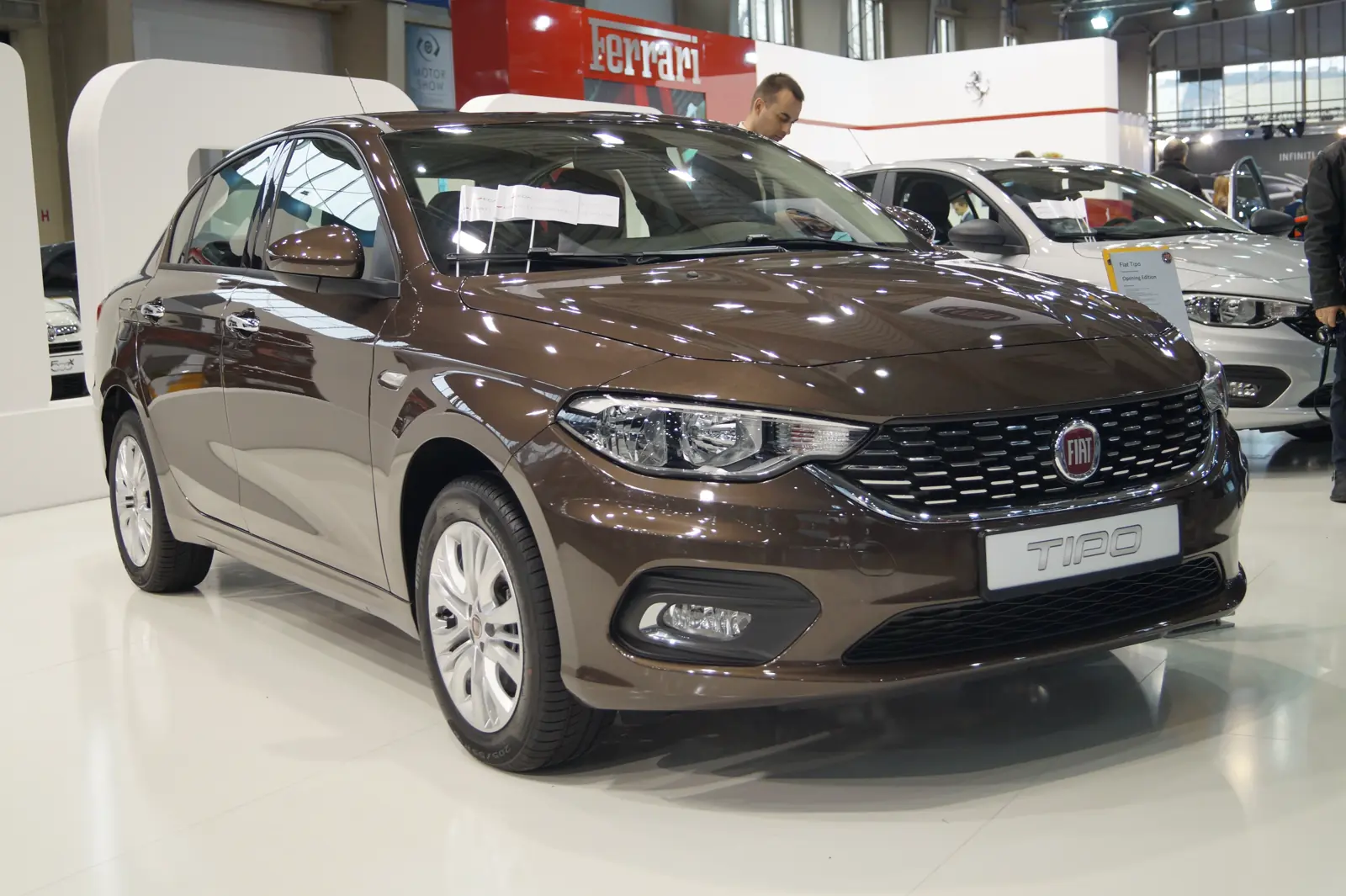 Kahverengi Fiat Tipo sedanın önden yan görünümü