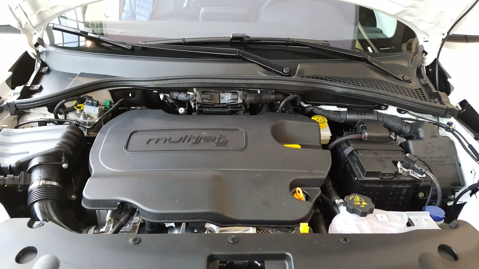 Fiat Tipo’nun multijet motor bölümü, yağ dolum kapağı ve genleşme kabı görünümü