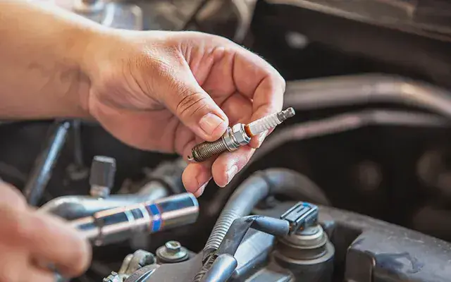 Ustanın lokma anahtarıyla motordan söktüğü bujiyi kontrol etmesi