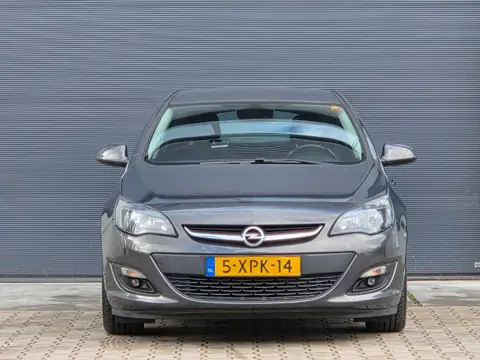 Gri Opel Astra J hatchback'in önden görünümü