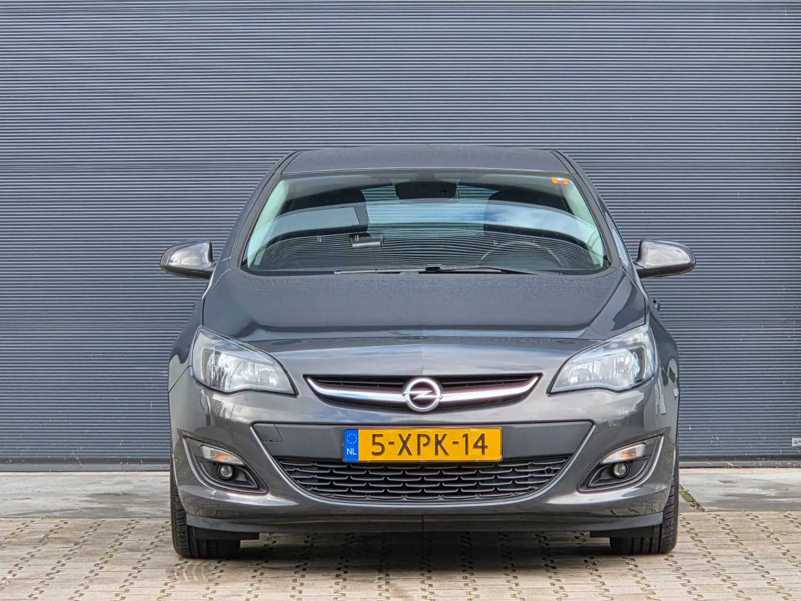 Gri Opel Astra J hatchback'in önden görünümü