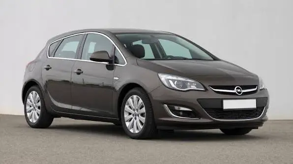 Opel Astra J hatchback’in önden yan görünümü