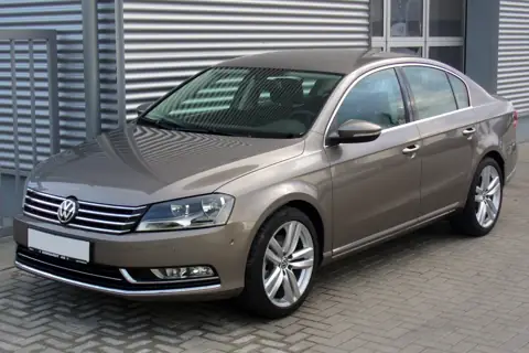 Kaşmir kahve rengi Volkswagen Passat B7 sedanın önden yan görünümü