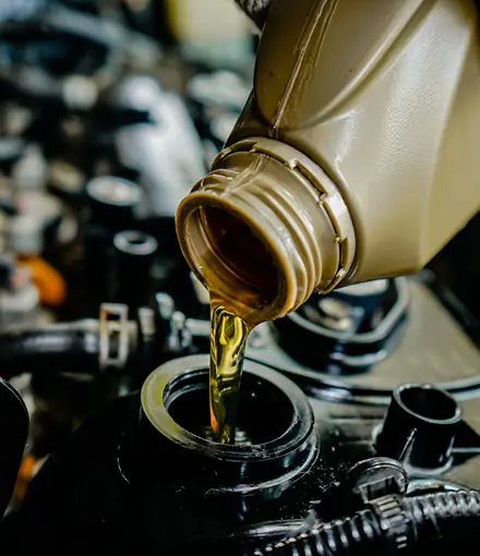 Bidondan motorun yağ dolum ağzına dökülen taze motor yağı