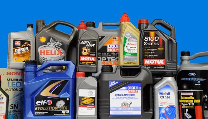 Farklı marka ve viskozite değerlerine sahip motor yağı bidonları