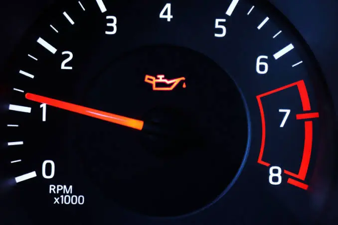 Gösterge panelinde yanan motor yağı basıncı uyarı lambası